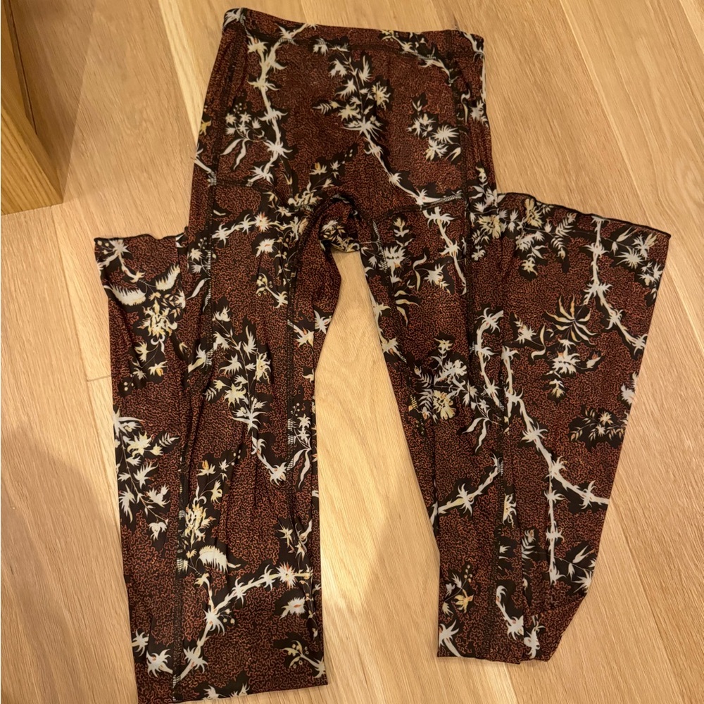 Charlotte Knwls flare leggings